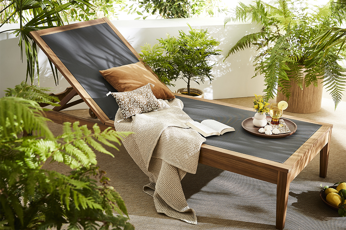 Bain de soleil gris fonc� et bois massif NAVEEN