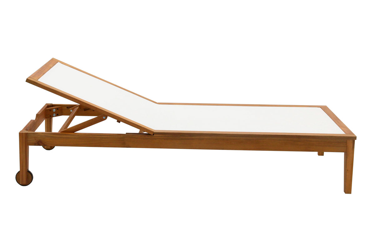 Bain de soleil blanc en bois massif, vue de c�t�, avec dossier inclinable et roulettes.