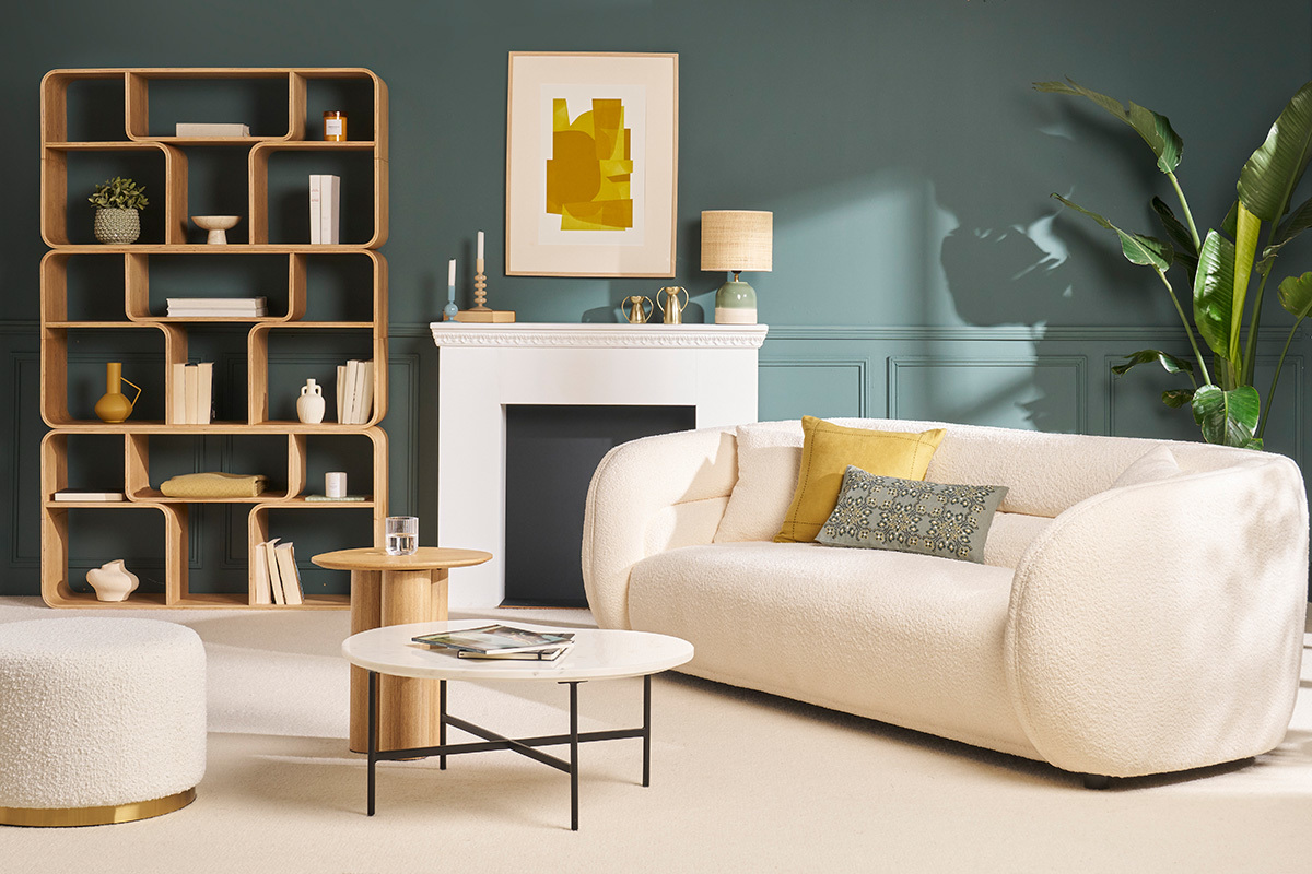 Biblioth�que ouverte en bois clair fr�ne, vue de face, avec objets de d�coration, situ�e dans un salon �l�gant.