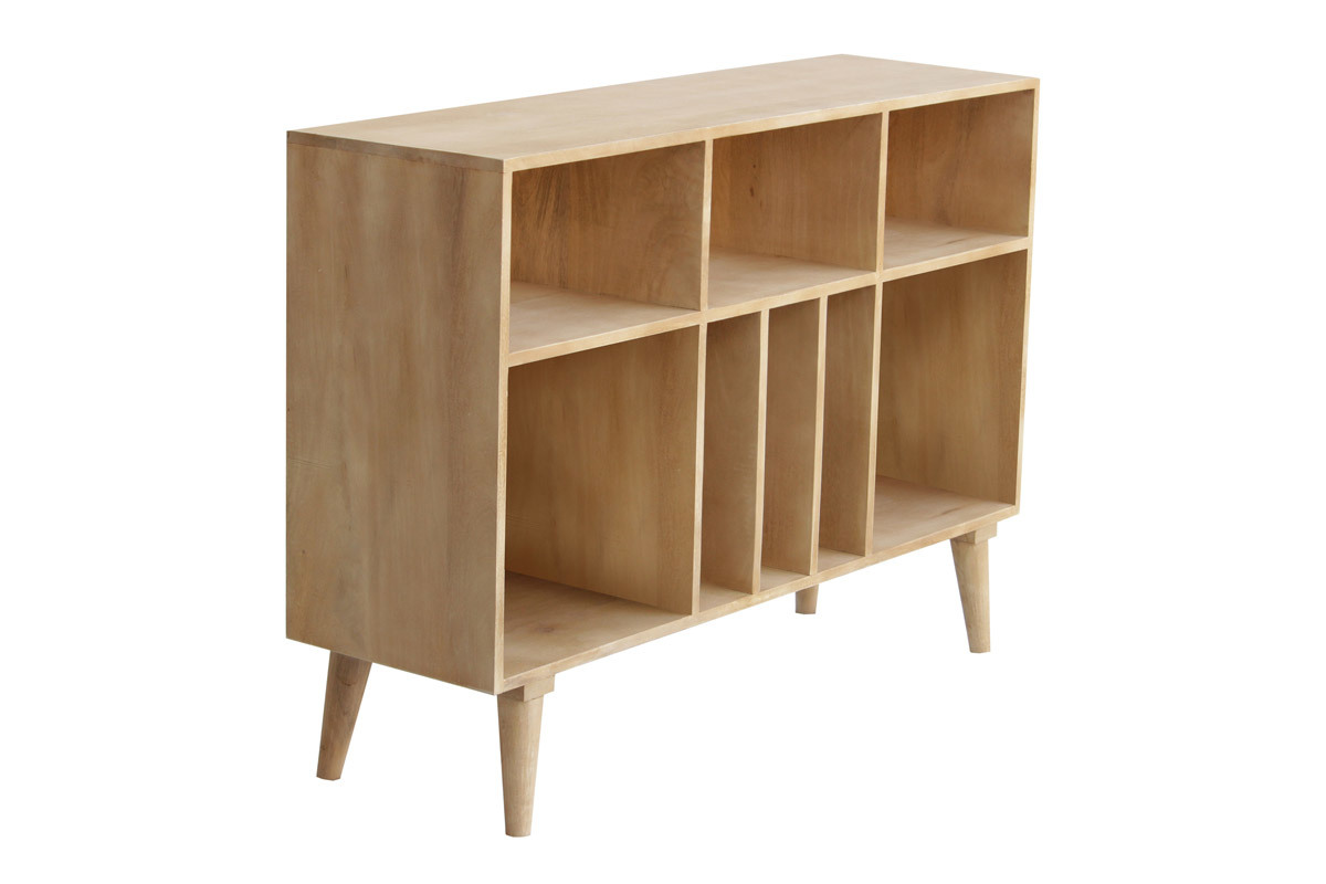Buffet ouvert en manguier massif � 8 casiers pour bouteilles et vinyles, vue de trois quarts.