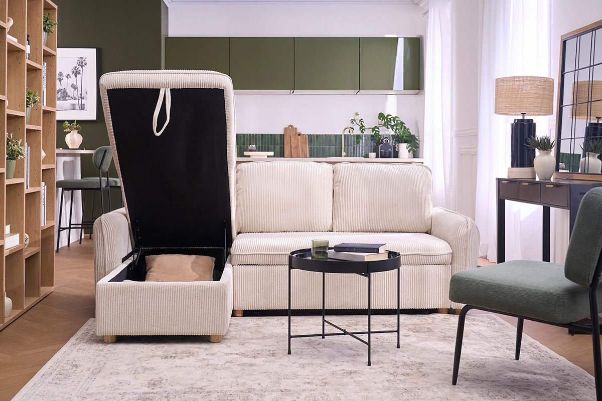 Canap� d'angle beige avec coffre ouvert, table et chaise dans un salon moderne.
