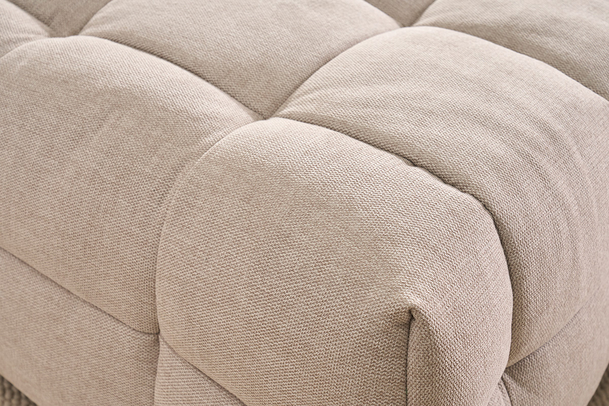D�tail du tissu effet velours textur� beige du canap� CORTO, vue rapproch�e sur le capitonnage