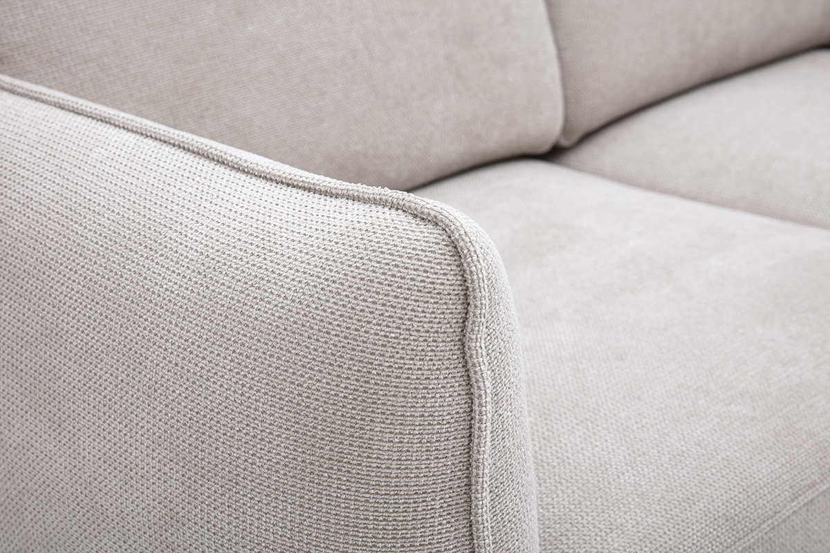 D�tail du canap� design 2 places en tissu chenille beige, vue de pr�s sur le bras arrondi.