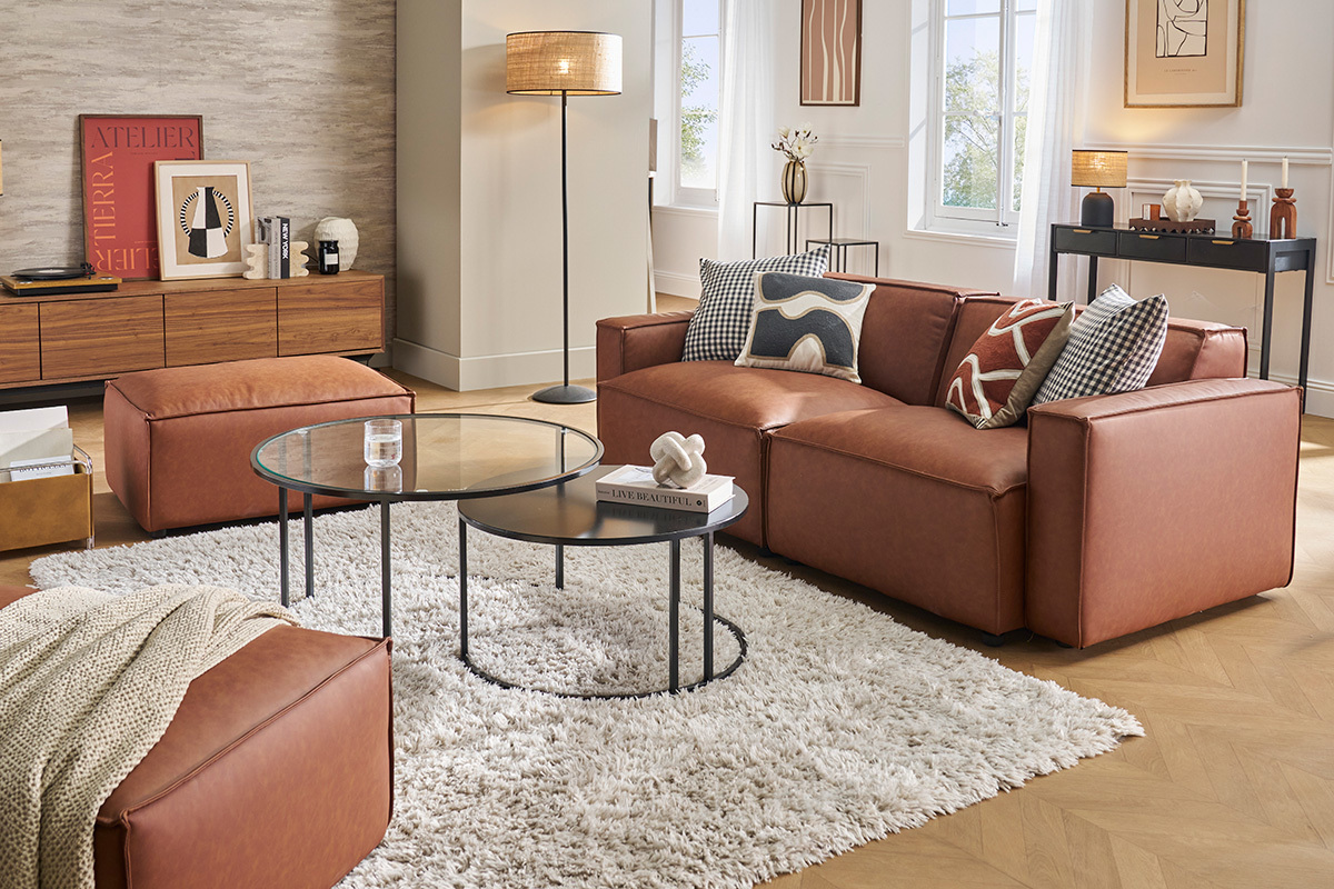 Canap� modulable vintage 3 places en cuir marron dans un salon moderne.