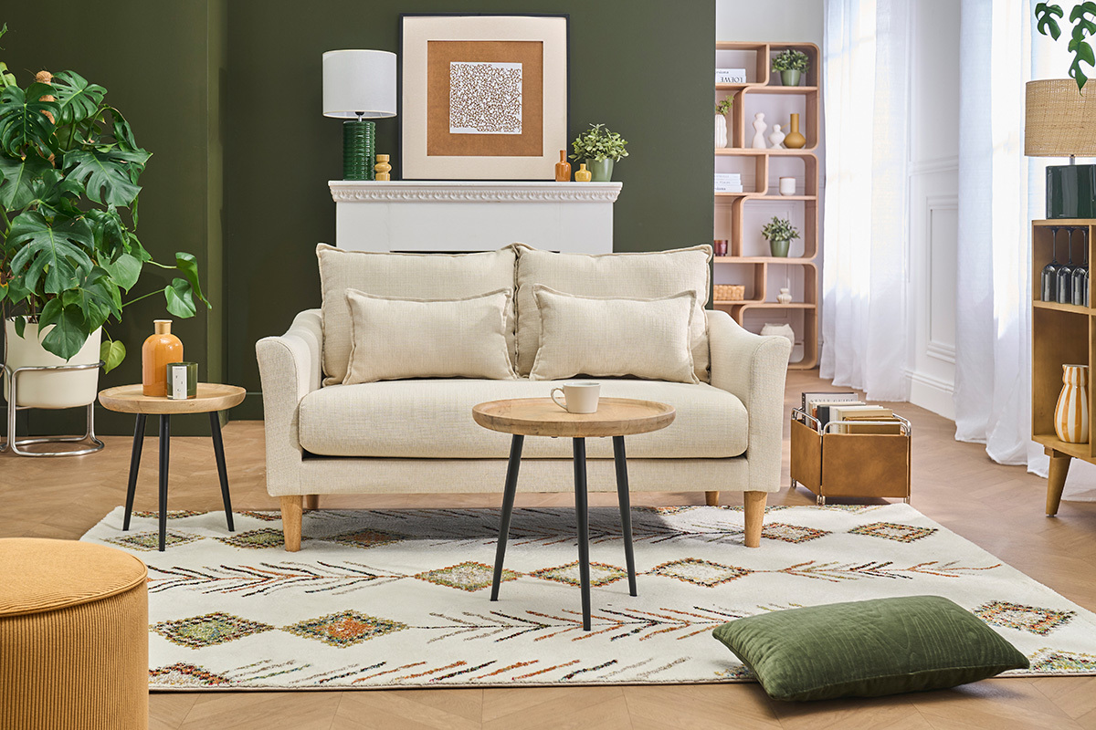 Canap� scandinave 2 places KATE en tissu beige, avec coussins, dans un salon moderne.
