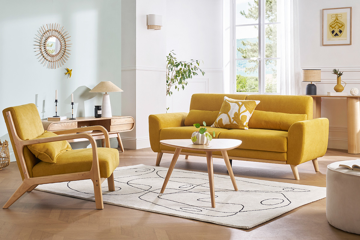Canap� scandinave 3 places en velours jaune moutarde, vue d'ensemble dans un salon moderne