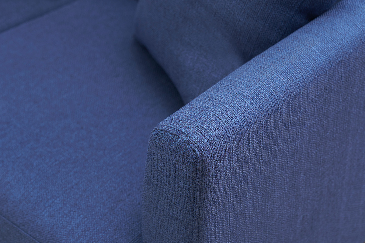 Gros plan sur l'accoudoir du canap� scandinave bleu fonc� OSLO en tissu.