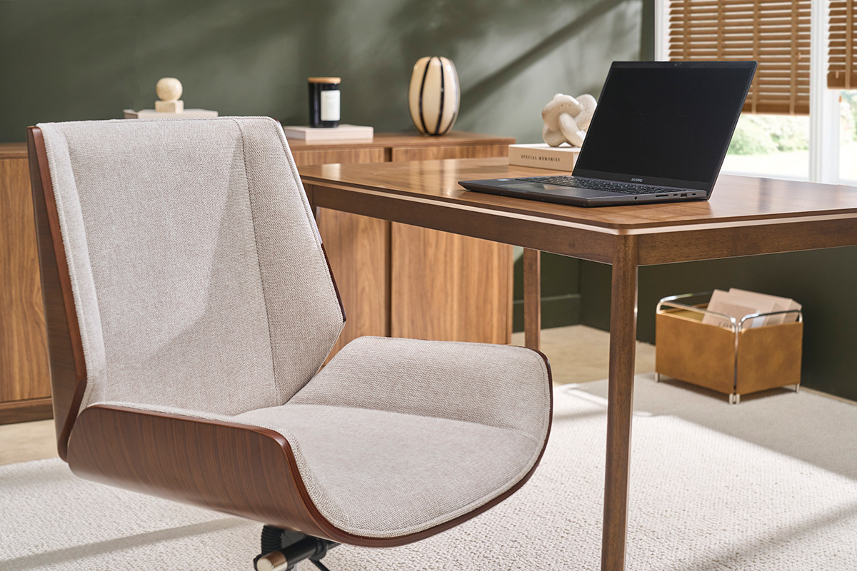 Chaise de bureau � roulettes design en tissu effet velours textur� beige, bois fonc� et acier chrom� CURVED