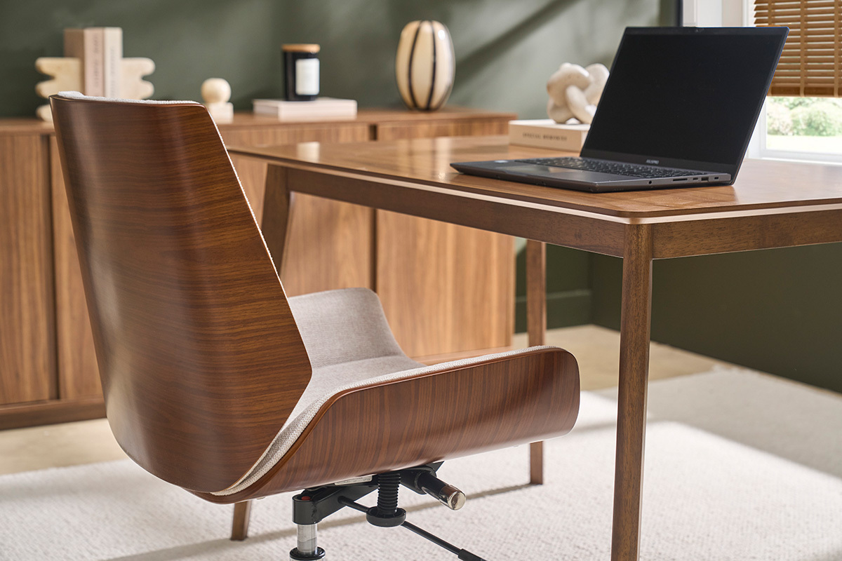 Chaise de bureau � roulettes design en tissu effet velours textur� beige, bois fonc� et acier chrom� CURVED