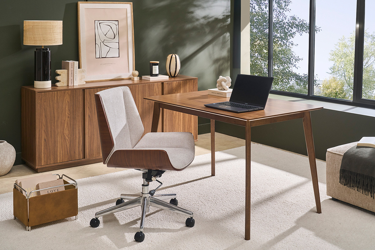 Chaise de bureau � roulettes design en tissu effet velours textur� beige, bois fonc� et acier chrom� CURVED