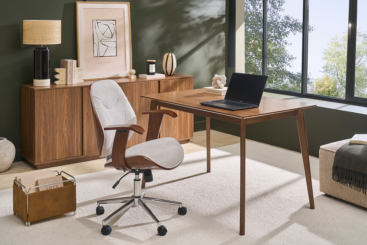 Chaise de bureau � roulettes design en tissu effet velours textur� beige, bois fonc� et acier chrom� YORKE