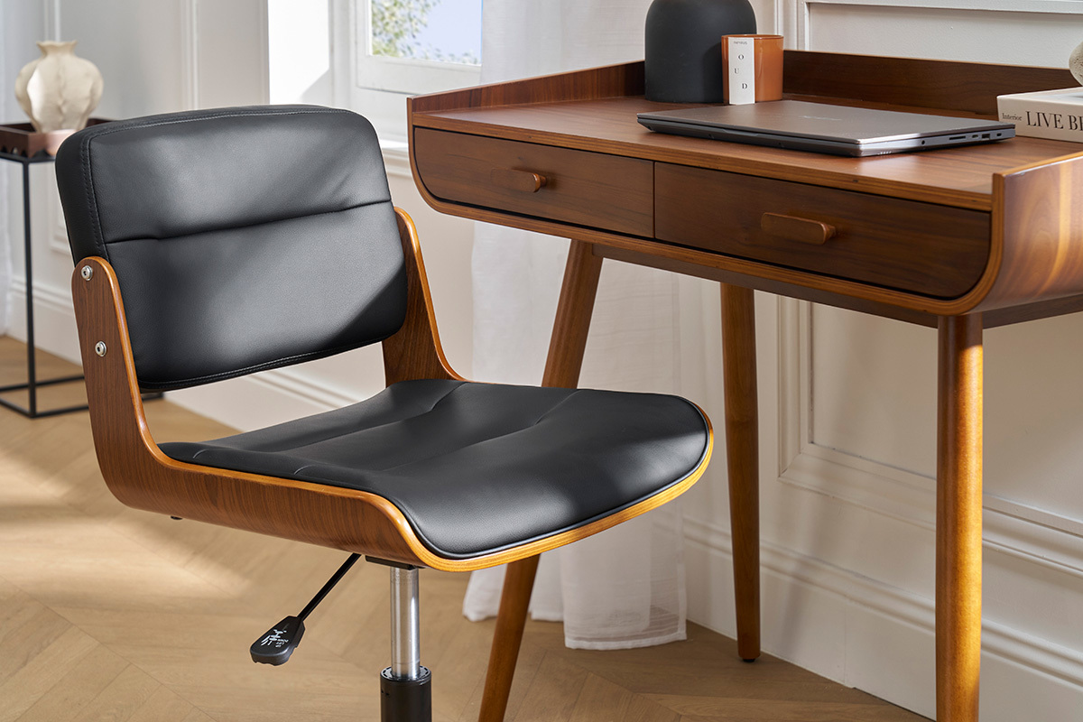 Chaise de bureau noire et bois fonc� � c�t� d'un bureau assorti.