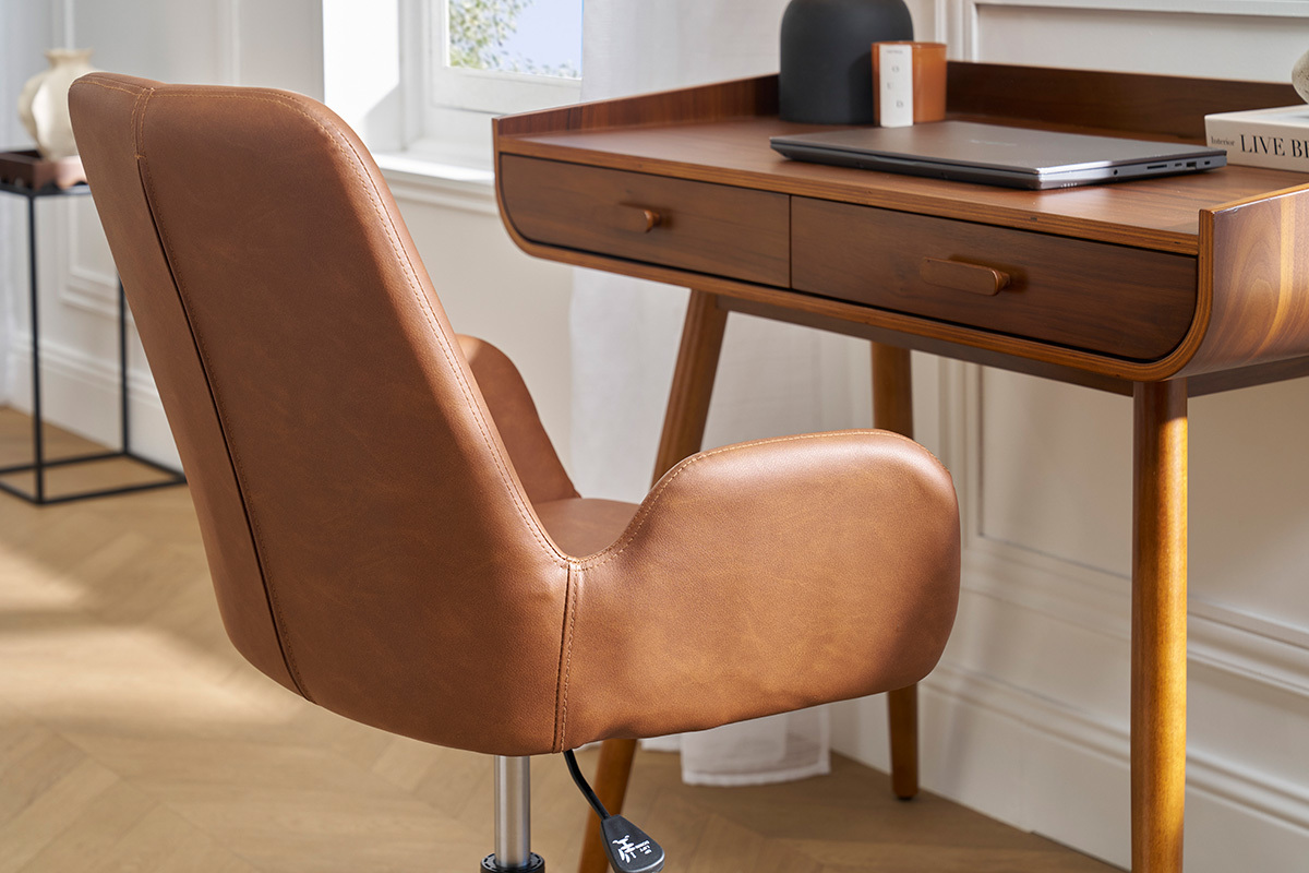 Chaise de bureau marron � roulettes vue de c�t� devant un bureau en bois.