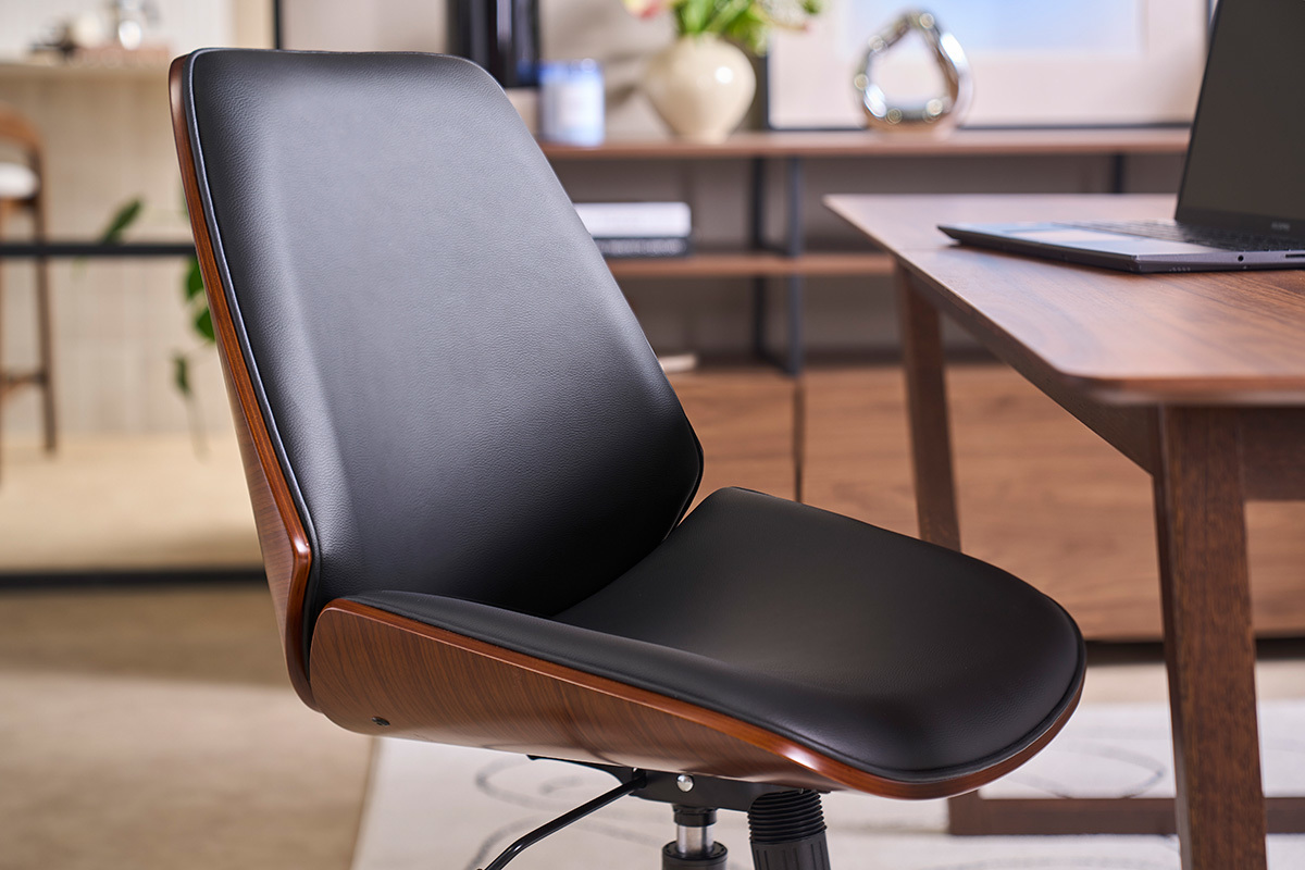 Chaise de bureau � roulettes noire et bois fonc� DOUGLAS, vue de profil