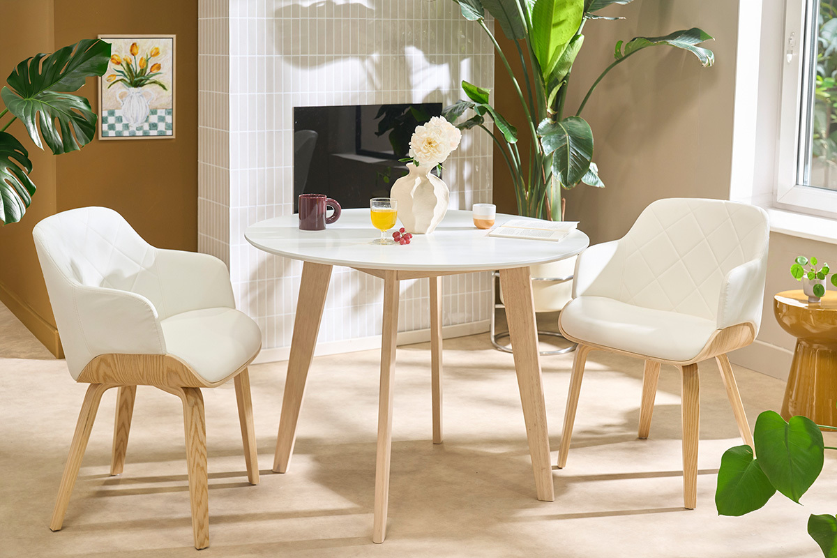 Chaise design blanche et bois clair LUCIEN, vue de face, dans une salle � manger moderne.