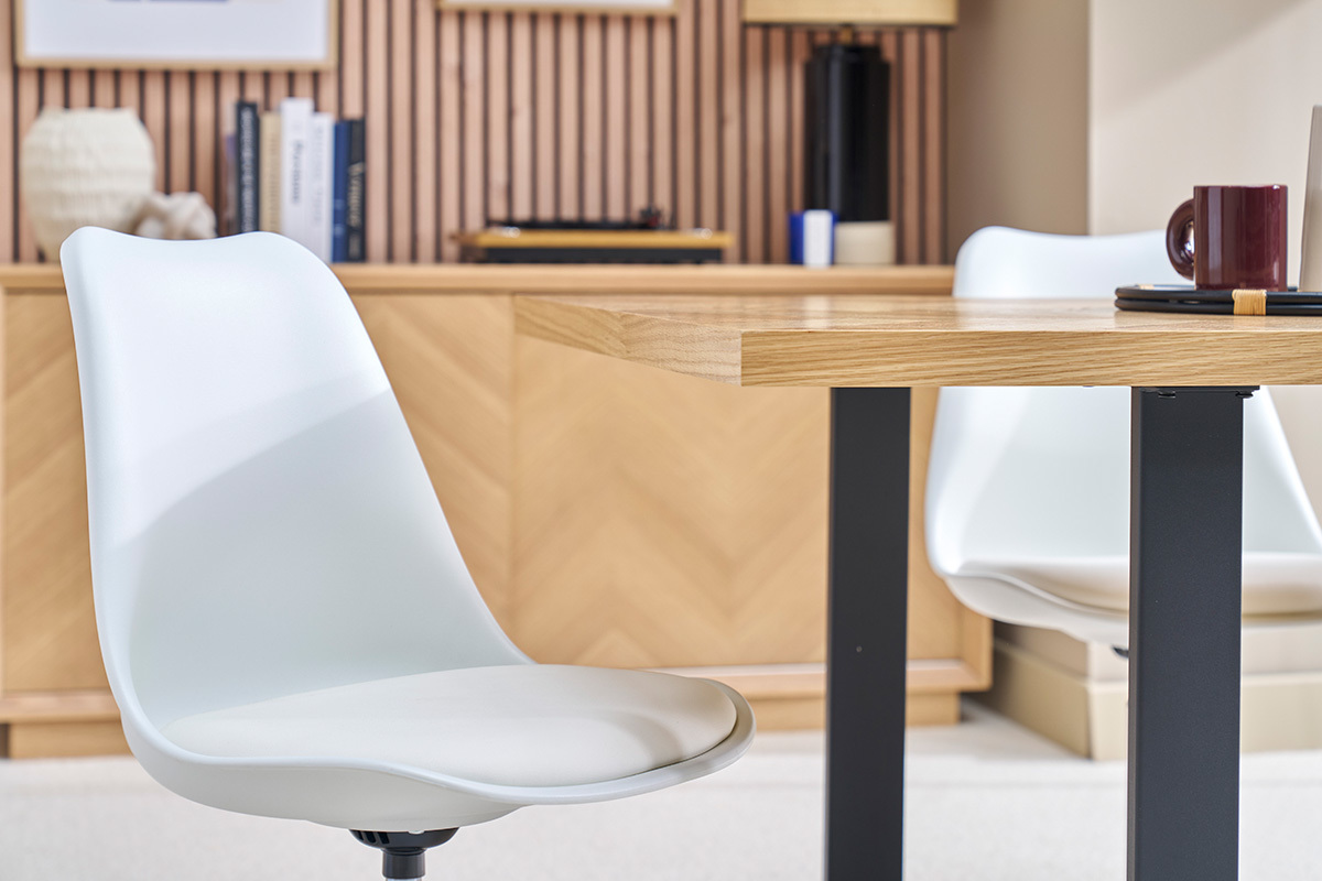 Chaise pivotante blanche STEEVY V2 pr�s d'une table en bois dans un int�rieur moderne.