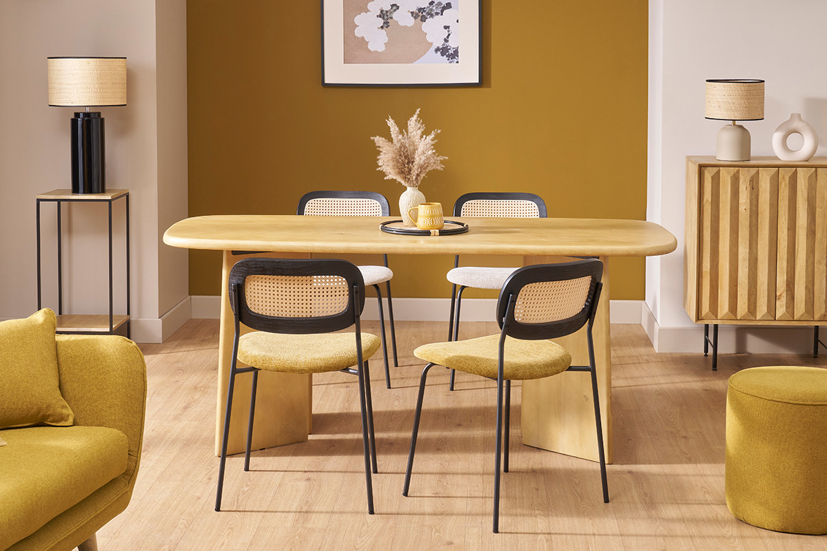 Chaises MIRANDA autour d'une table en bois dans une salle � manger moderne avec murs jaunes.