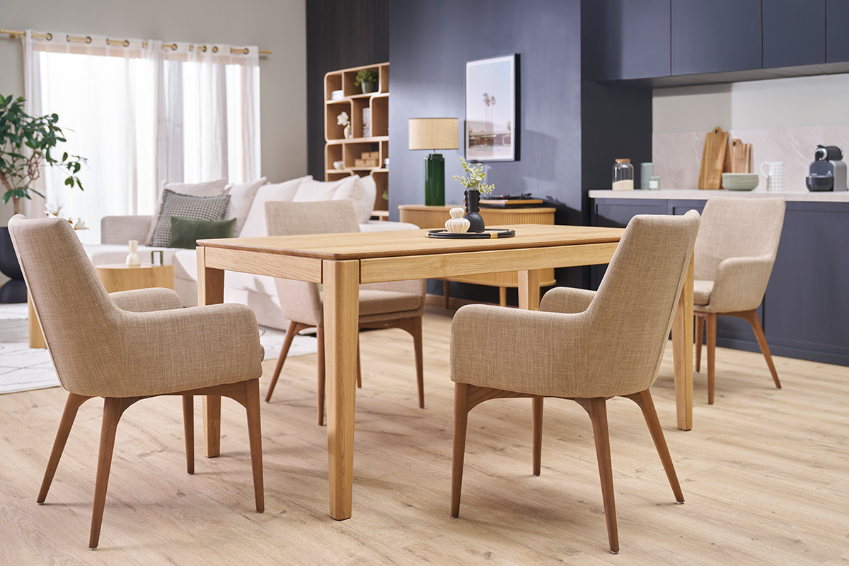 Chaises en tissu beige et bois fonc� autour d'une table dans un salon moderne.