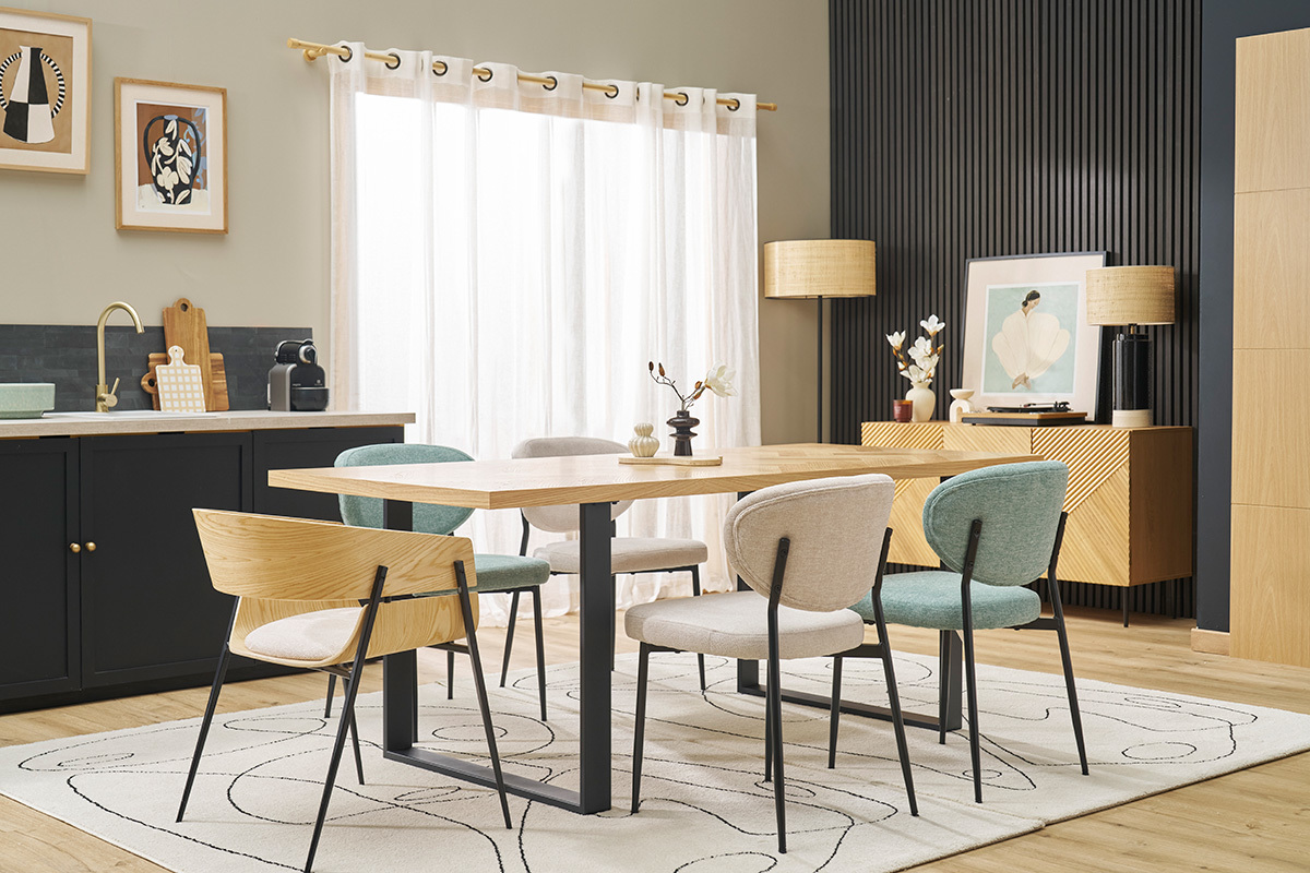 Salle � manger avec chaises en tissu effet velours vert c�ladon et beige, et table en bois clair.