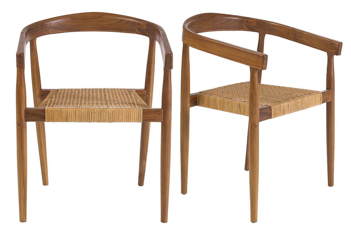 Lot de 2 chaises en teck massif avec assise en cannage, vue de face.