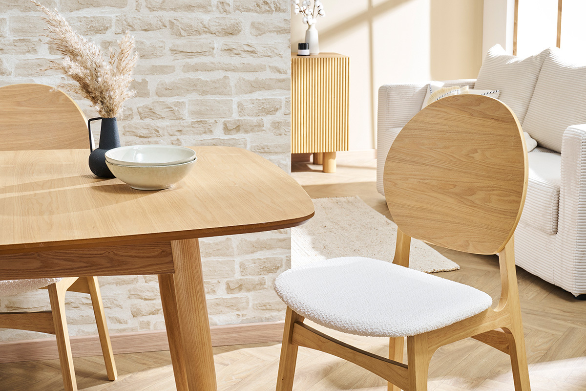 Chaise scandinave ELTON en bois clair avec assise en tissu effet laine boucl�e blanc, vue de profil.