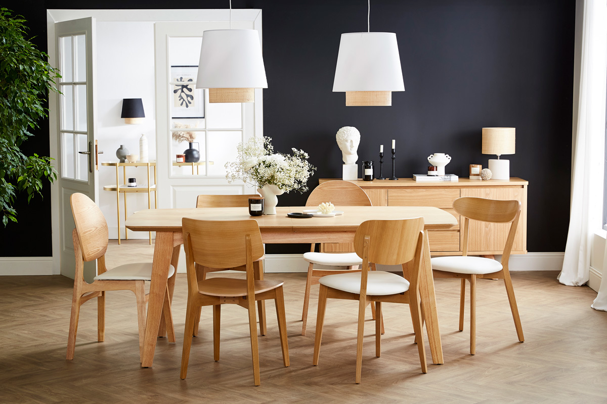 Lot de 2 chaises DOVE en bois clair et blanc, d�corant une table dans une salle � manger moderne.