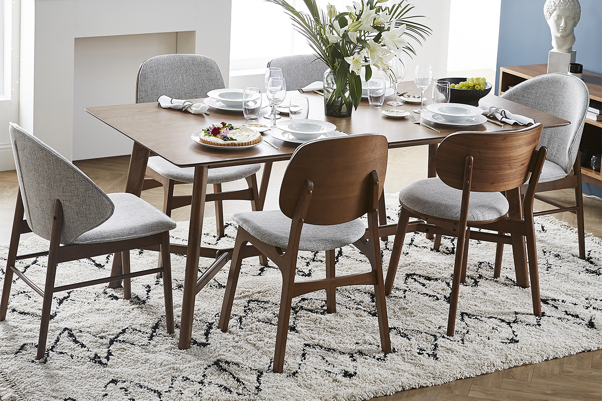 Chaises vintage en tissu gris clair et bois fonc� (lot de 2) SOQUETTE