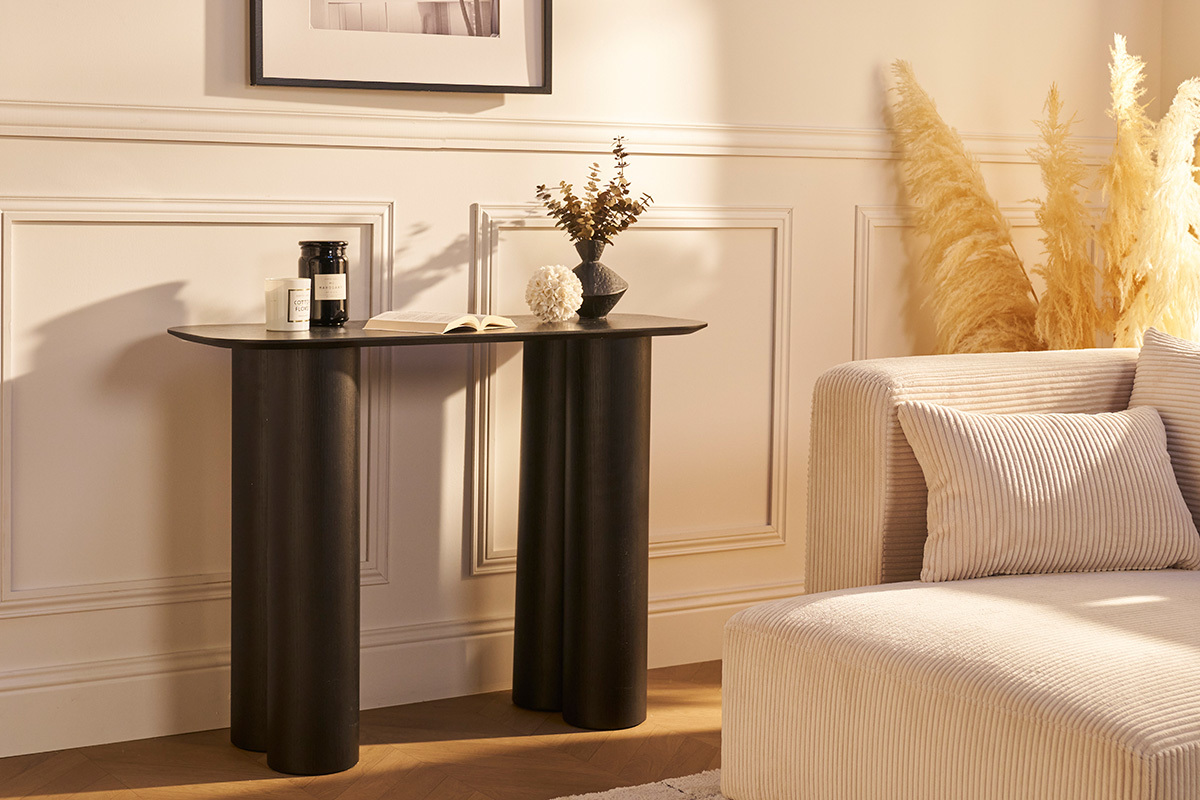 Console design noire FOLEEN, vue de c�t�, avec accessoires d�coratifs.