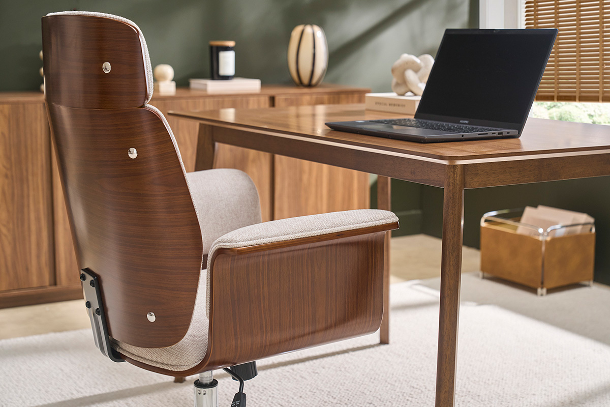 Fauteuil de bureau � roulettes design en tissu effet velours textur� beige, bois fonc� et acier chrom� ELON