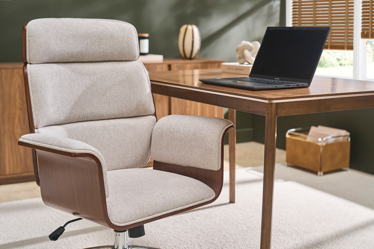 Fauteuil de bureau � roulettes design en tissu effet velours textur� beige, bois fonc� et acier chrom� ELON