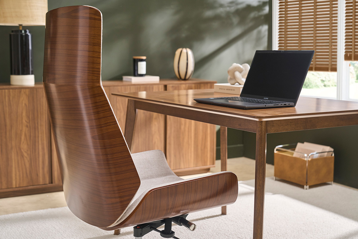 Fauteuil de bureau de direction design en tissu effet velours textur� beige, bois fonc� et acier chrom� CURVED