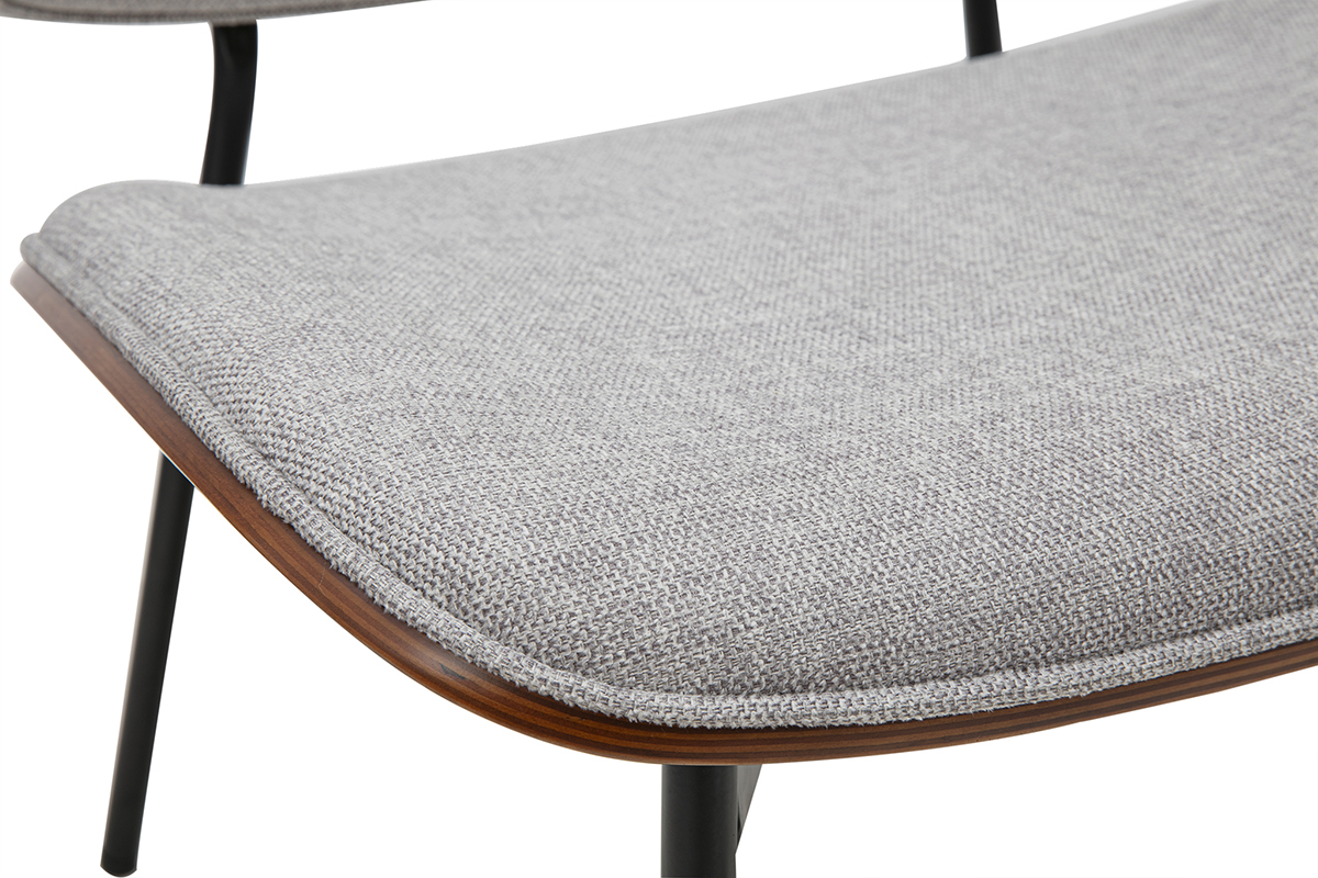 Gros plan sur l'assise et le dossier du fauteuil FABULO en tissu gris, avec pieds en m�tal noir.