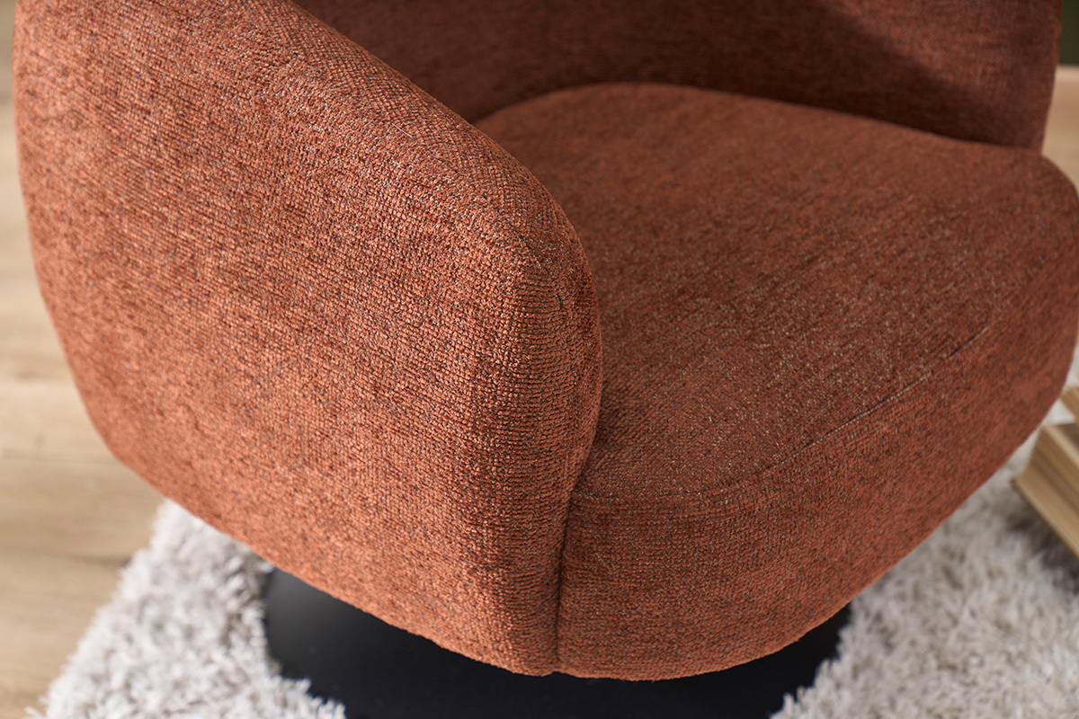 D�tail du fauteuil BOWIE en tissu effet chenille bross� terre br�l�e, avec base en m�tal noir.