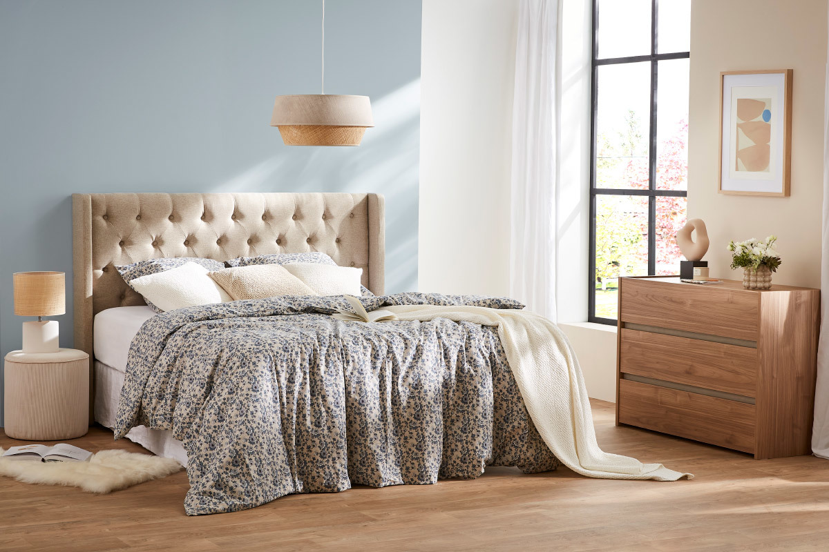 Lampe � poser en c�ramique blanc mat et abat-jour en raphia naturel H40 cm TIGA