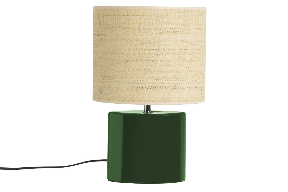 Lampe � poser en c�ramique vert fonc� avec abat-jour en raphia naturel, vue de face.