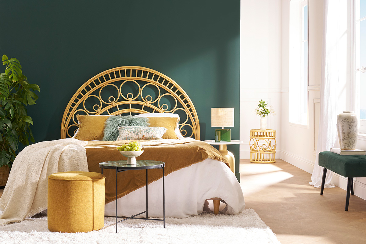 Lampe � poser en c�ramique vert fonc� avec abat-jour en raphia naturel dans une chambre
