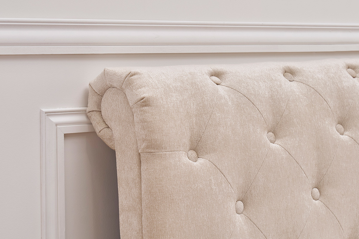 D�tail du headboard capitonn� du lit RILEY en tissu velours beige, vue de pr�s sur le rembourrage.