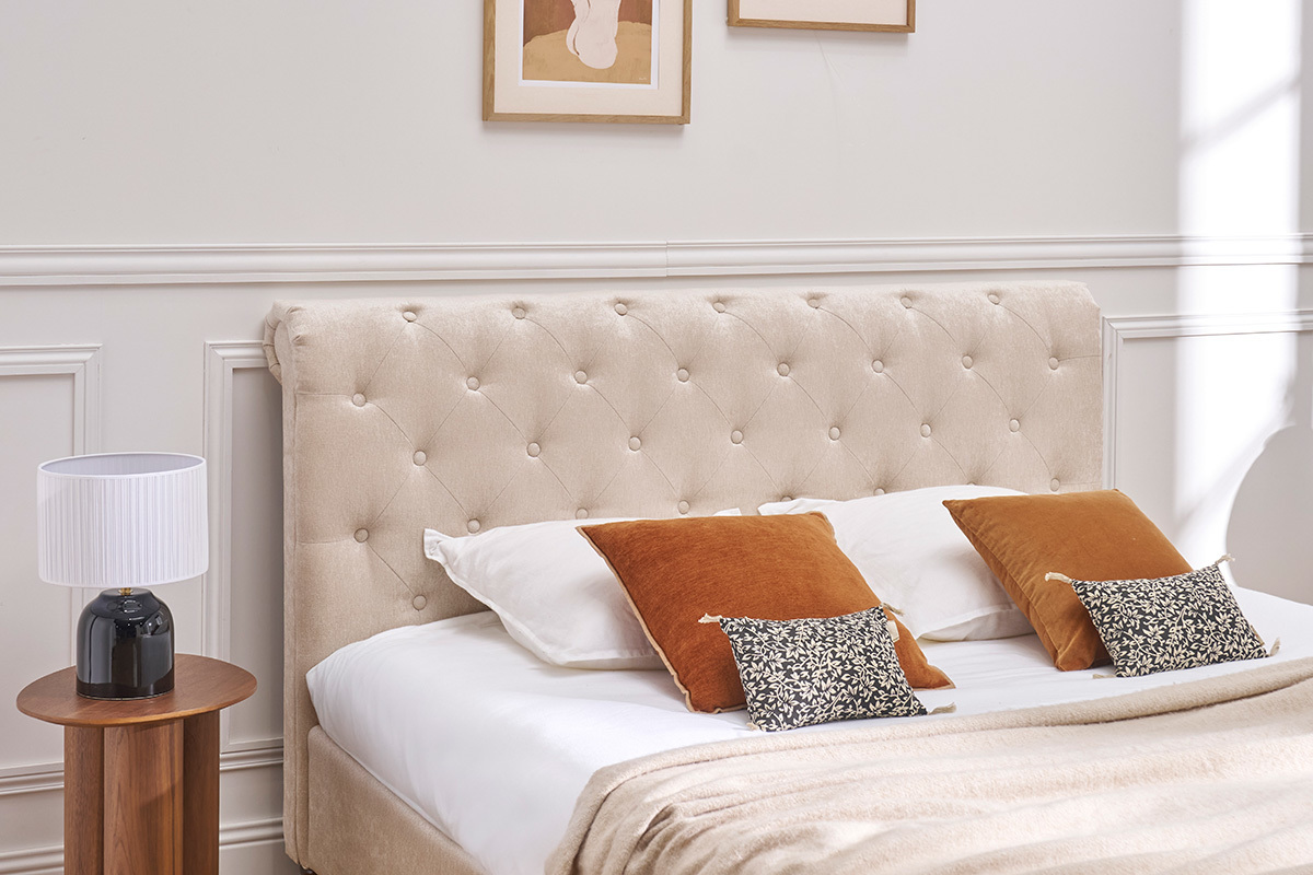 Lit 2 places 160x200 cm en tissu velours beige capitonn�, vue rapproch�e de la t�te de lit