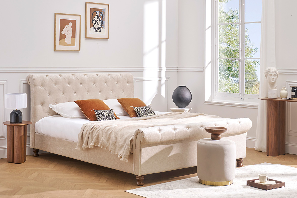 Lit 2 places 160x200 cm en tissu velours beige capitonn� RILEY dans une chambre bien �clair�e