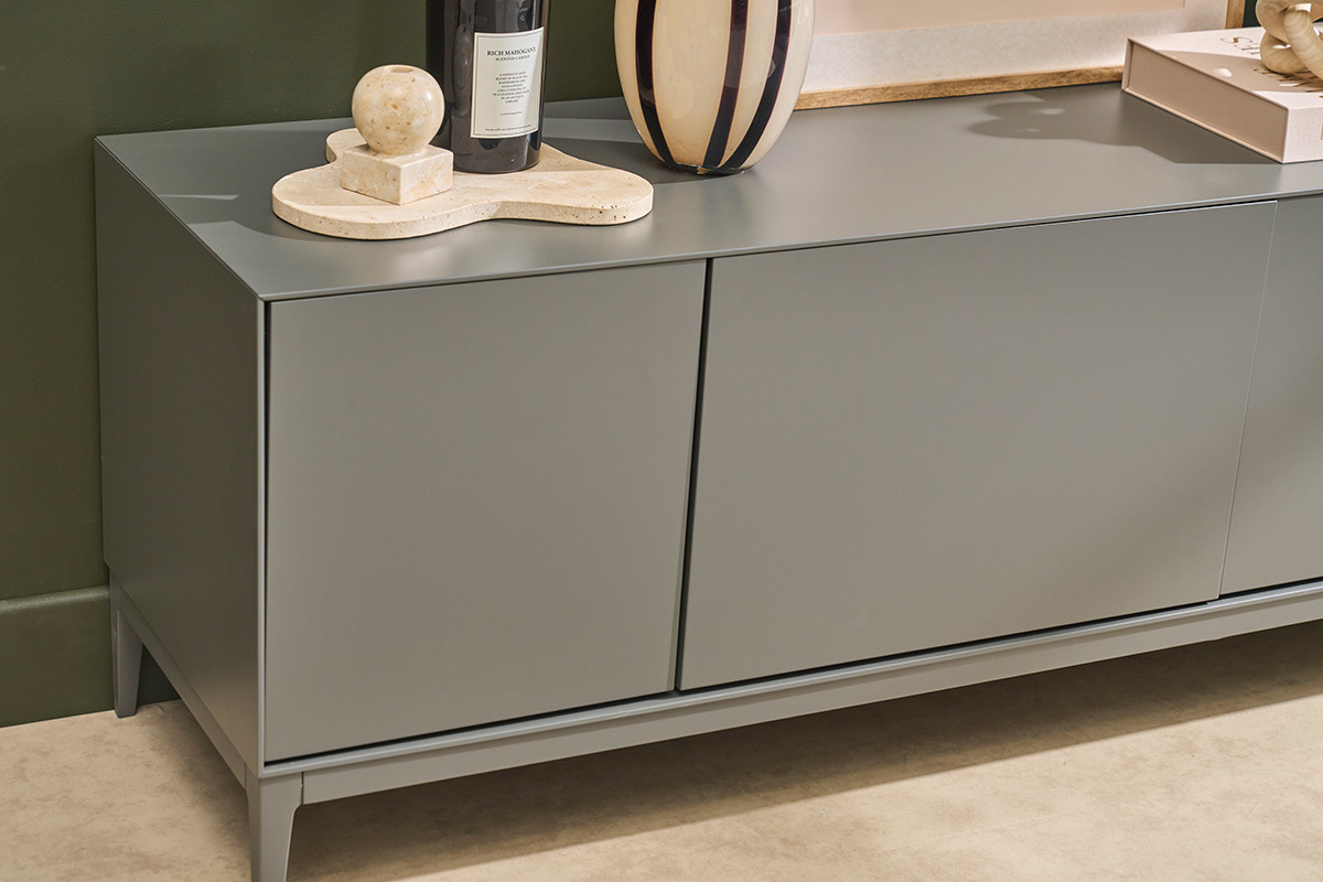 Meuble TV design gris laqu� mat avec rangements, vue de pr�s sur fa�ade et objets d�coratifs