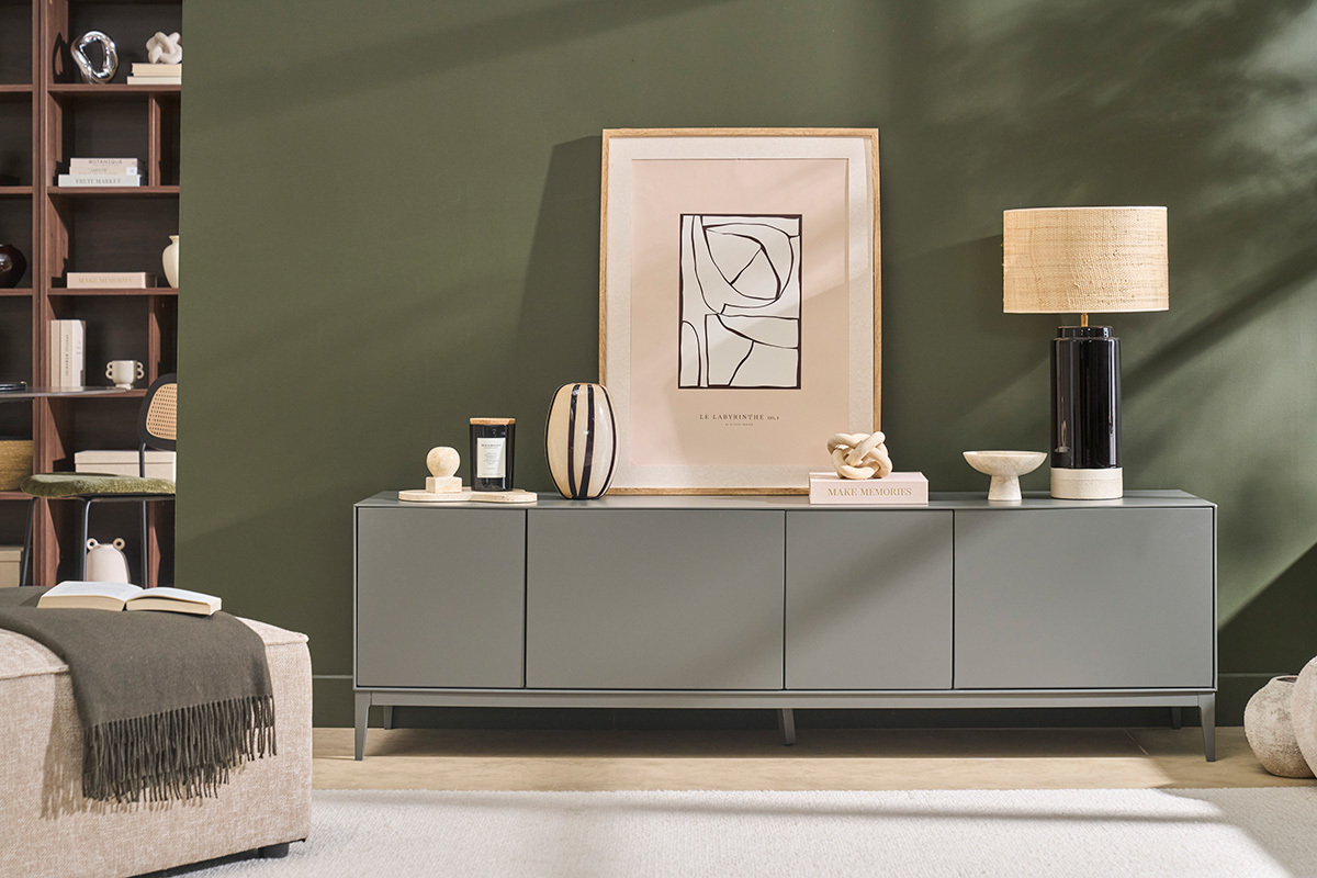 Meuble TV design gris laqu� mat avec rangements, d�cor� d'objets modernes, vue de face