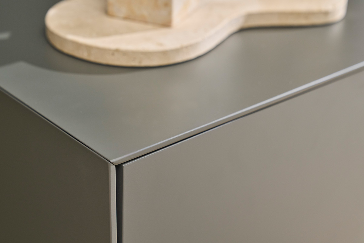 Vue rapproch�e du meuble TV gris laqu� mat avec un d�tail sur le coin sup�rieur