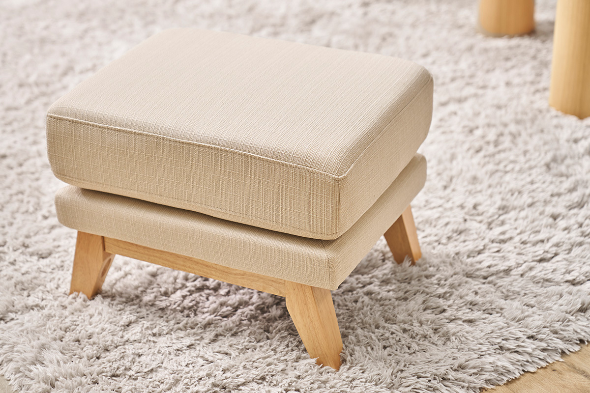 Pouf repose-pieds d�houssable scandinave en tissu beige et bois clair OSLO