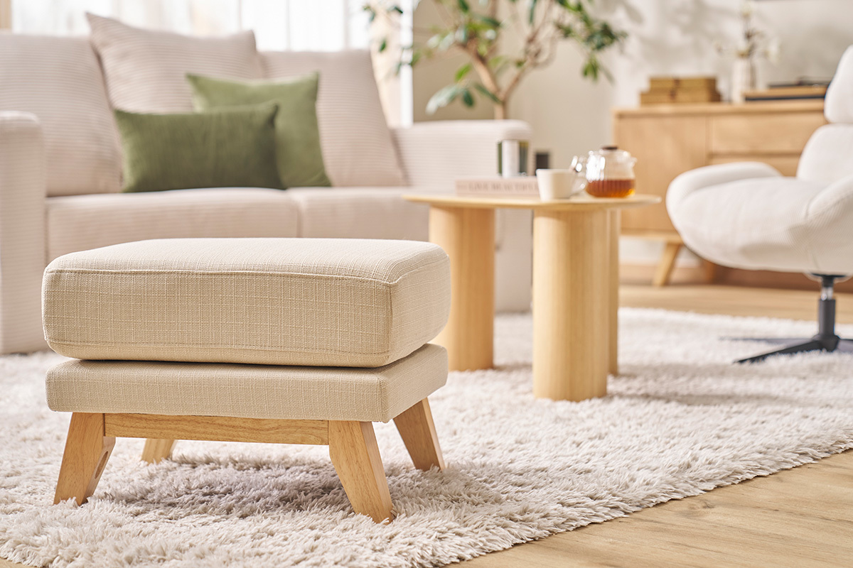 Pouf repose-pieds d�houssable scandinave en tissu beige et bois clair OSLO