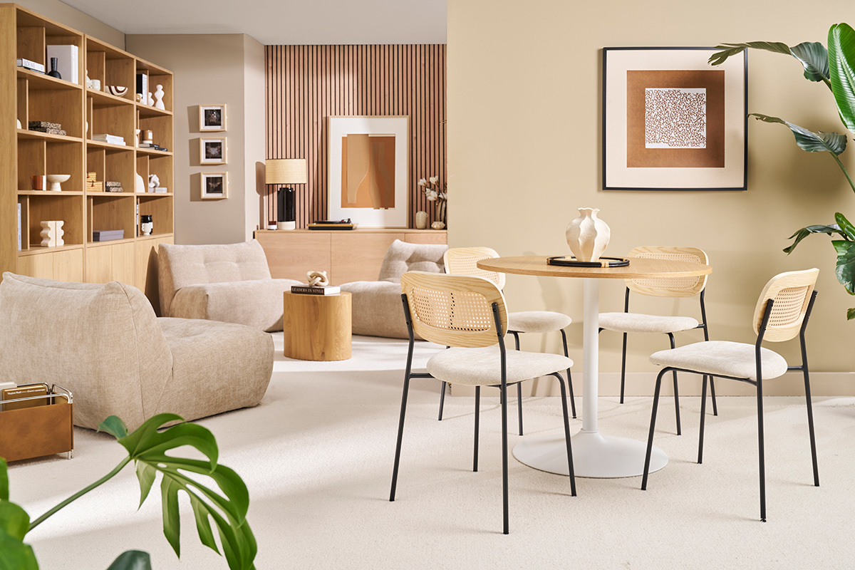 Table ronde en bois clair ch�ne avec pied central en m�tal blanc entour�e de chaises design dans un salon moderne.