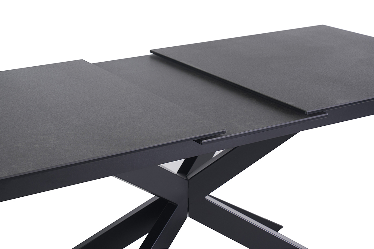 Vue rapproch�e de la table � manger extensible MELZA, plateau en c�ramique noire et pieds en m�tal.