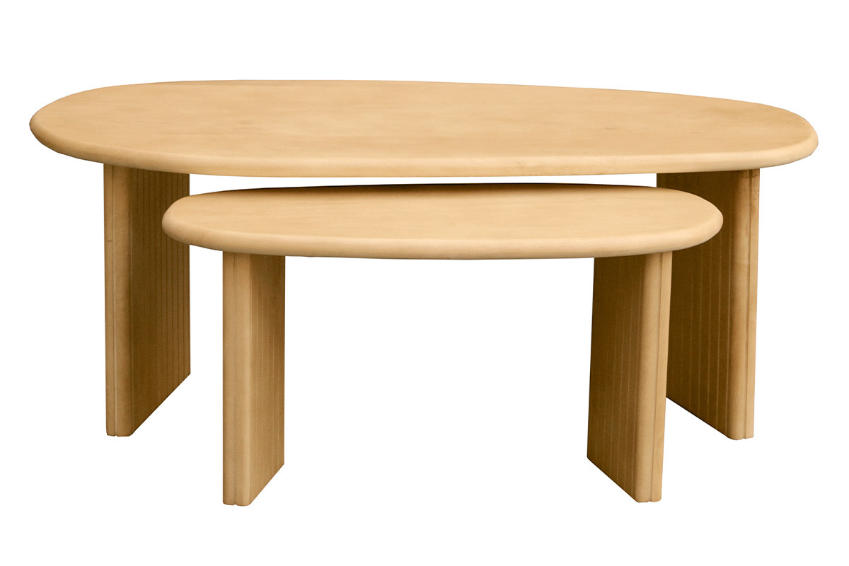 Vue de dessus de deux tables basses gigognes ovales en bois de manguier massif, design moderne.