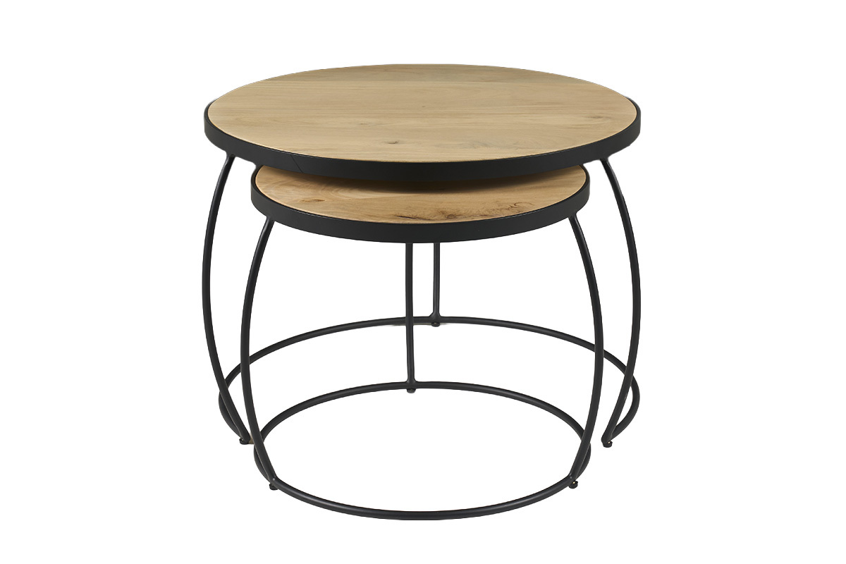 Lot de deux tables basses rondes en bois de manguier et m�tal, empil�es.