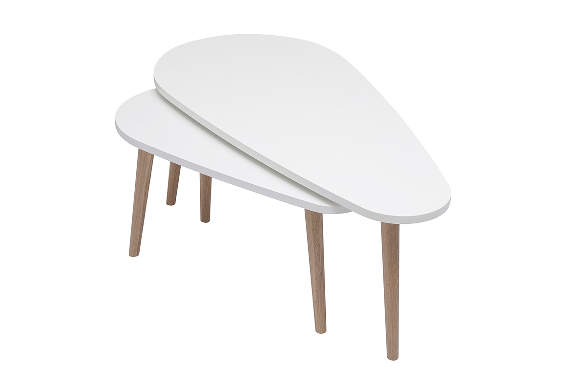 Deux tables basses gigognes blanches avec pieds en bois clair en vue contre-plong�e.