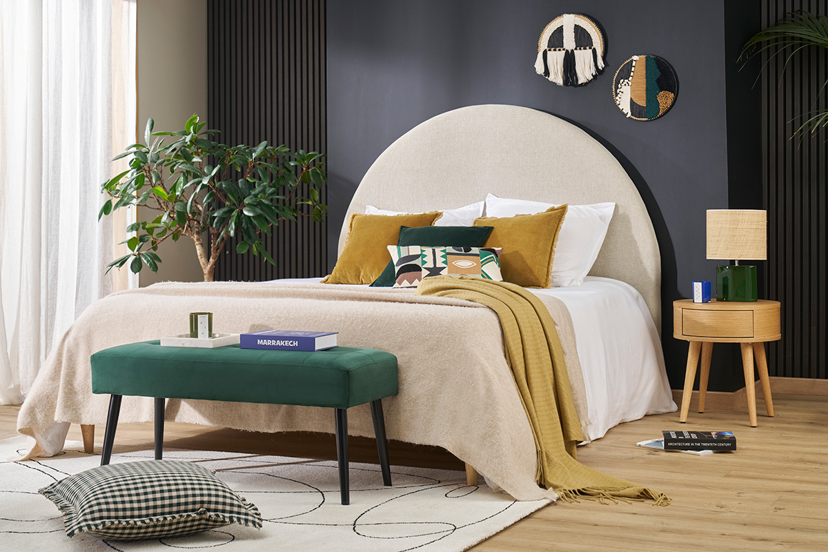 Table de chevet ronde en bois avec tiroir, c�t� droit du lit, dans une chambre.